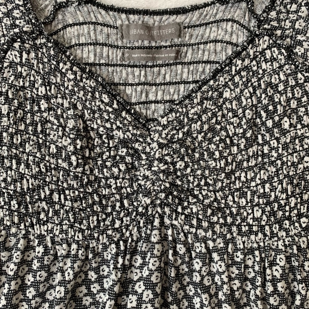UO Urban Outfitters Angelo Smocked Bodice Top Ditzy Floral Black & White Size S - Picture 10 of 17